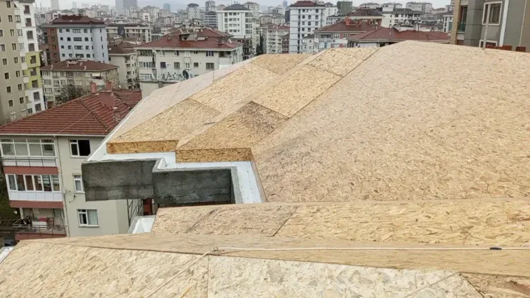 Apartman çatısında OSB levhayla kaplanmış çatı yüzeyi
