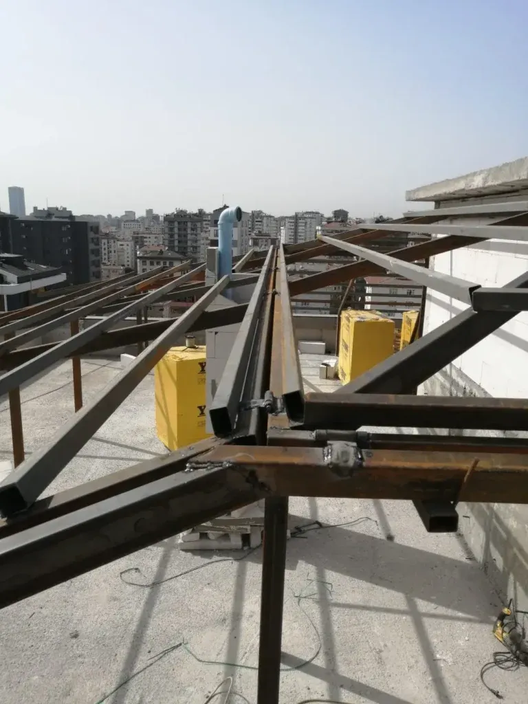 Çatı terasında birleştirilen siyah çelik profiller