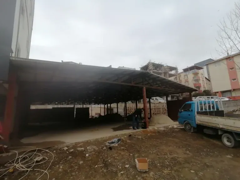 İki bina arasında demir kolonlu, örtülü geniş sundurma