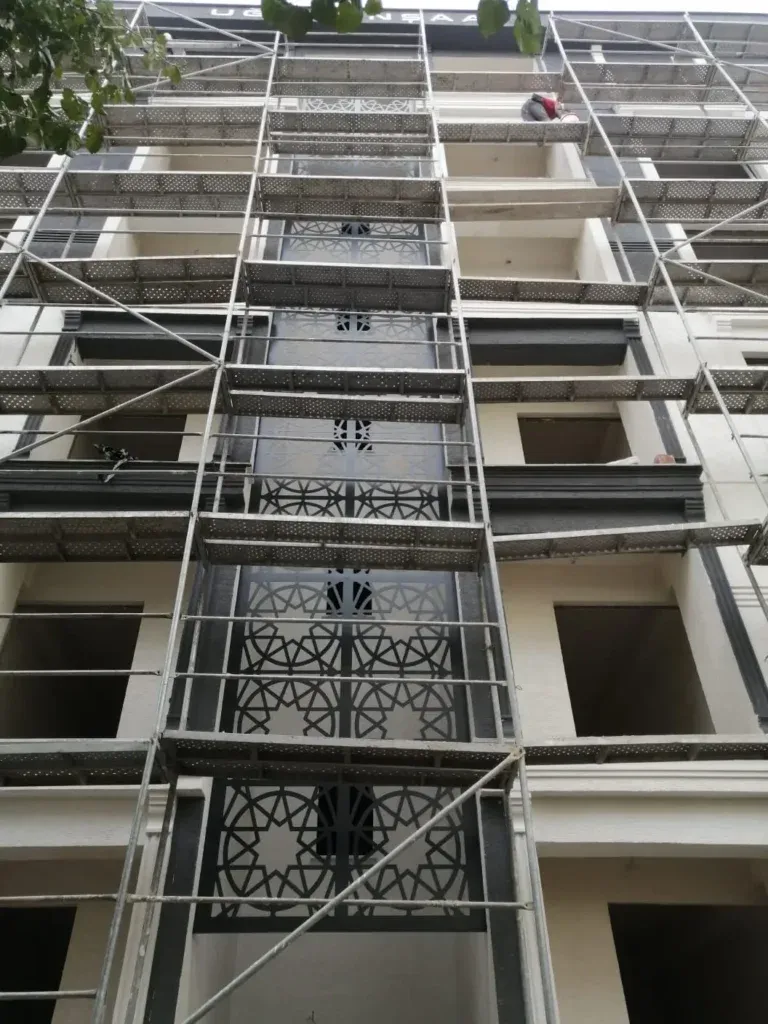 Bina cephesi boyunca desenli ferforje balkon korkulukları