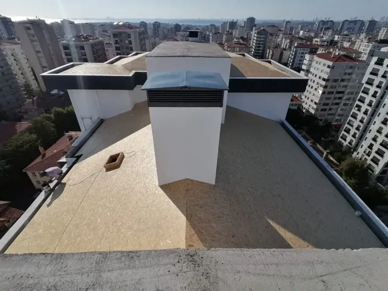 Şehir manzaralı bir binanın OSB levhayla kaplanmış çatısı