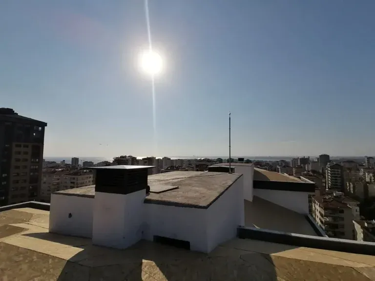 Güneşli bir günde düz çatı ve baca çıkışları