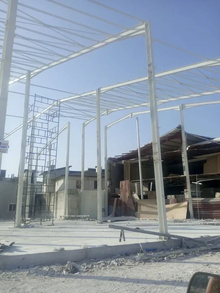 Yükselen beyaz çelik yapı kolonları ve iskele