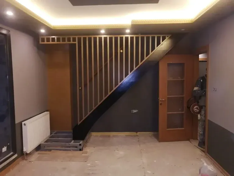 İç mekânda dikey çıtalı korkuluklu siyah metal merdiven
