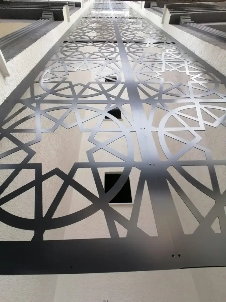 Geometrik desenli kesim metal panel