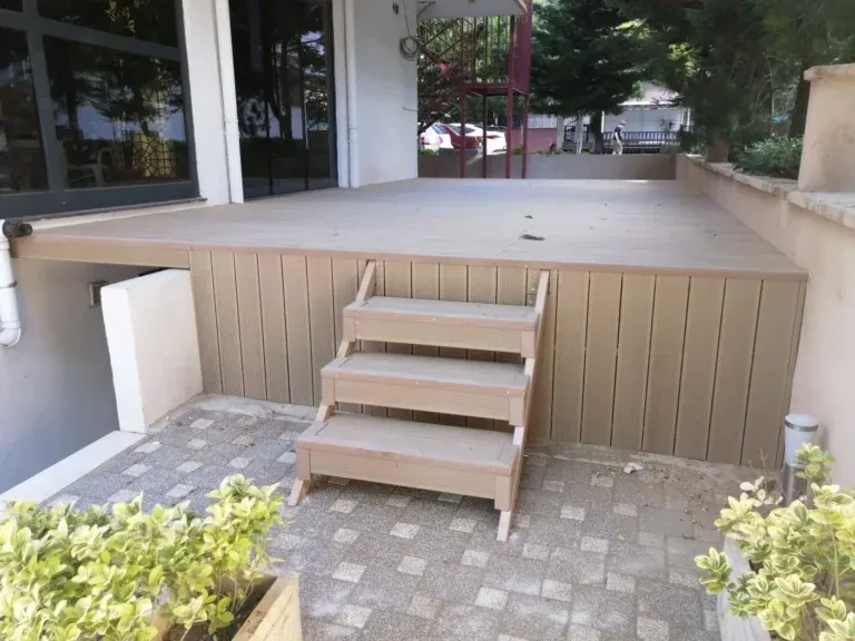 Bina önünde basamaklı, ahşap görünümlü kaplamalı teras