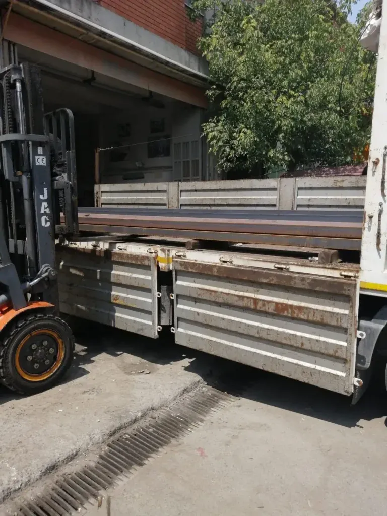 Kamyona yüklenmiş çelik profiller ve forklift