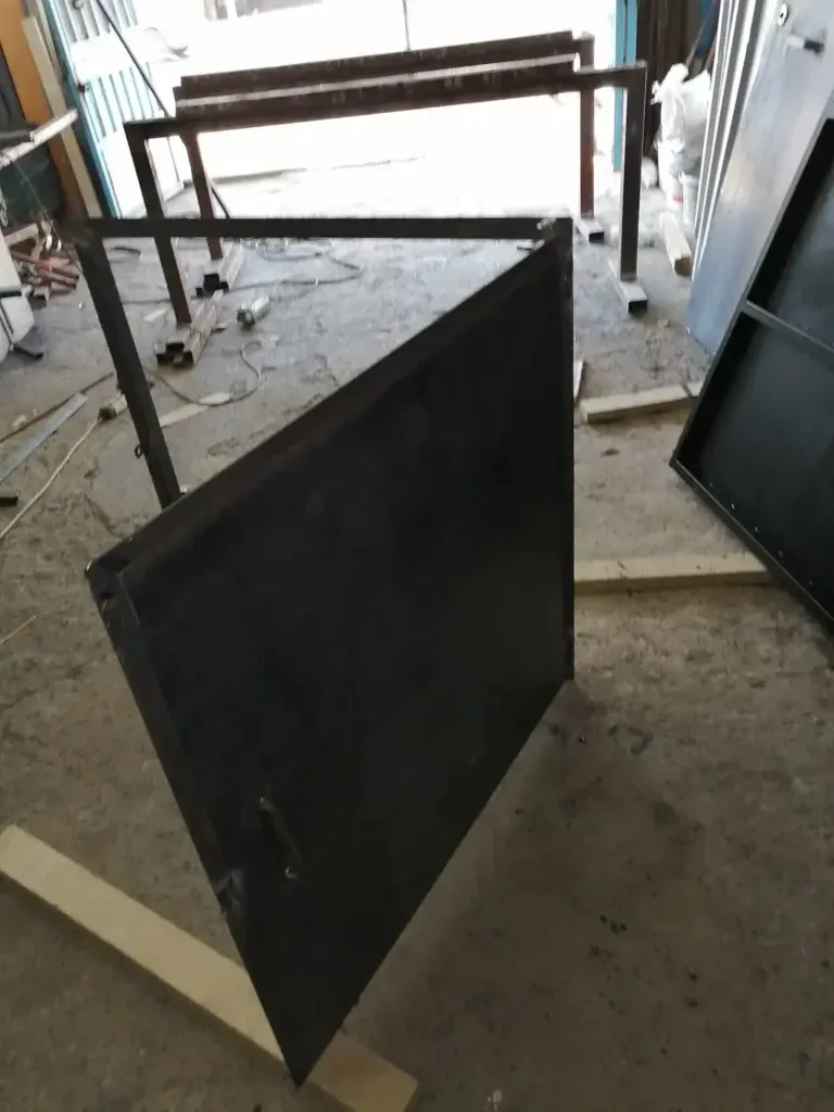 Yapım aşamasında siyah metal kapı kanadı
