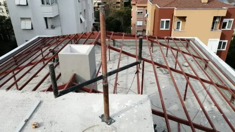 Teras çatısında kırmızı astarlı demir çatı iskeleti